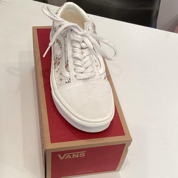 Vans Shoes - Vans White Low-Top Floral Old Skool Sneaker